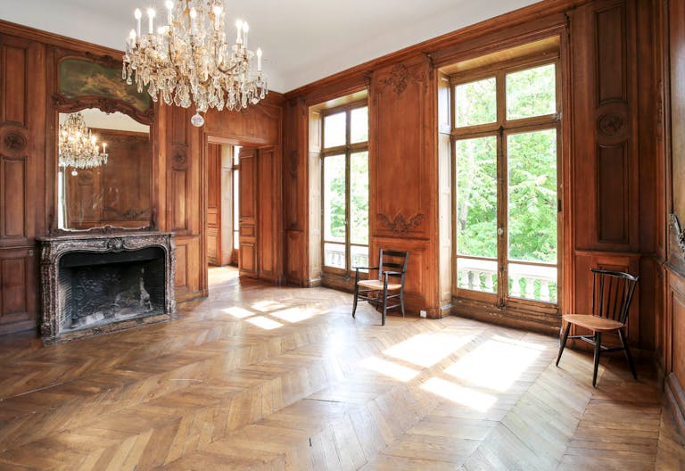 Showroom near Arc de Triomphe - Image 1