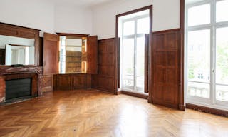 Showroom near Arc de Triomphe - Image 2