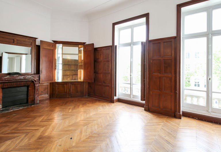 Showroom near Arc de Triomphe - Image 2