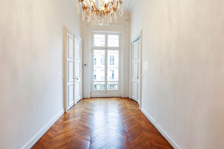 Showroom near Arc de Triomphe - Image 4