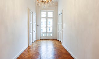 Showroom near Arc de Triomphe - Image 4