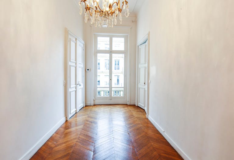 Showroom near Arc de Triomphe - Image 4