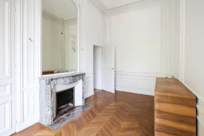 Showroom near Arc de Triomphe - Image 5