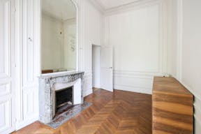 Showroom near Arc de Triomphe - Image 5