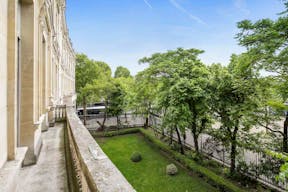 Showroom near Arc de Triomphe - Image 6