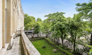 Showroom near Arc de Triomphe - Image 6