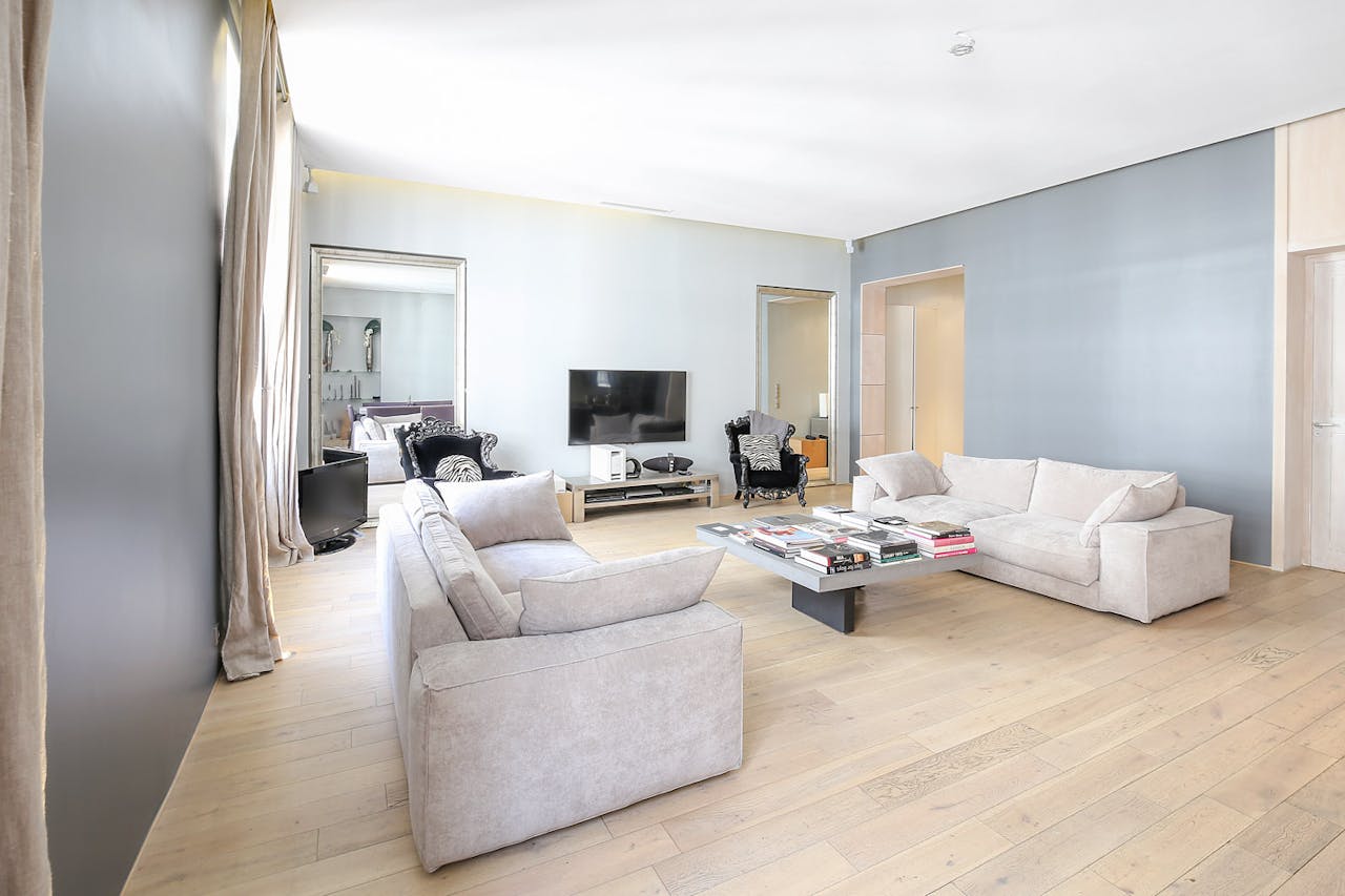 Apartment near Chaillot - Image 1