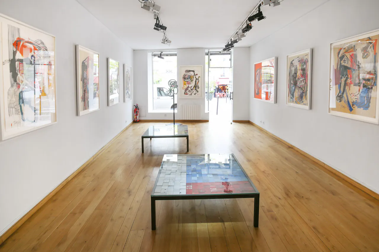 Bright Montmartre Art Gallery - Image 0