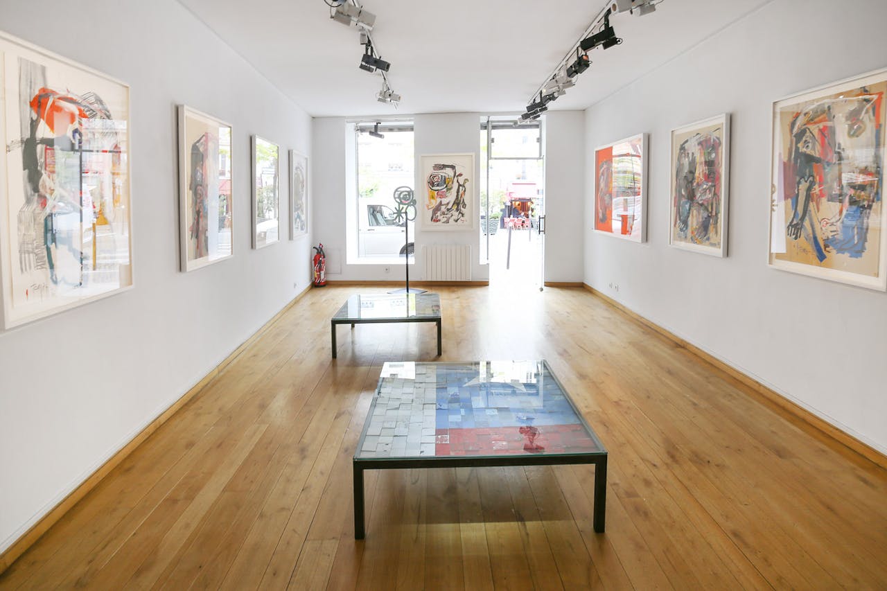 Bright Montmartre Art Gallery - Image 0