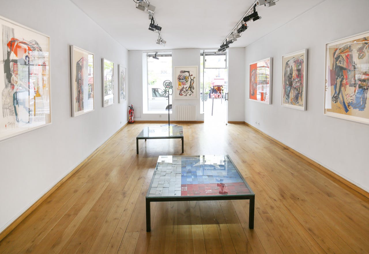 Bright Montmartre Art Gallery - Image 0