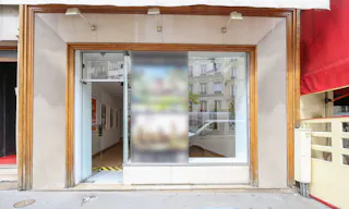 Bright Montmartre Art Gallery - Image 2