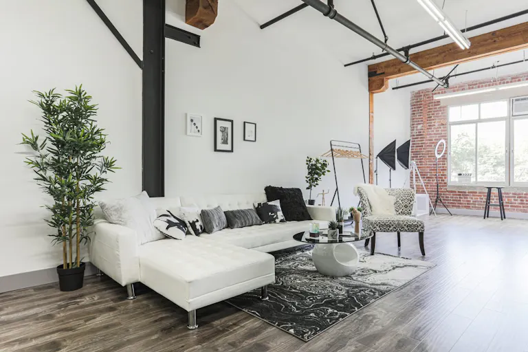 Urban DTLA Studio with Skyline View and Natural Light - Image 3