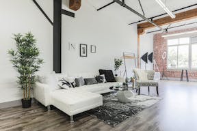 Urban DTLA Studio with Skyline View and Natural Light - Image 3