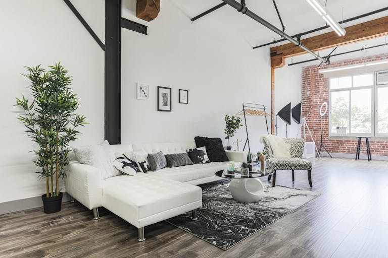 Urban DTLA Studio with Skyline View and Natural Light - Image 3