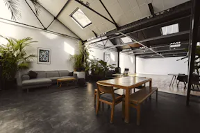 Studio photo, showroom - Image 2