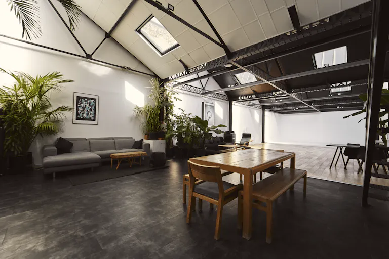 Studio photo, showroom - Image 2