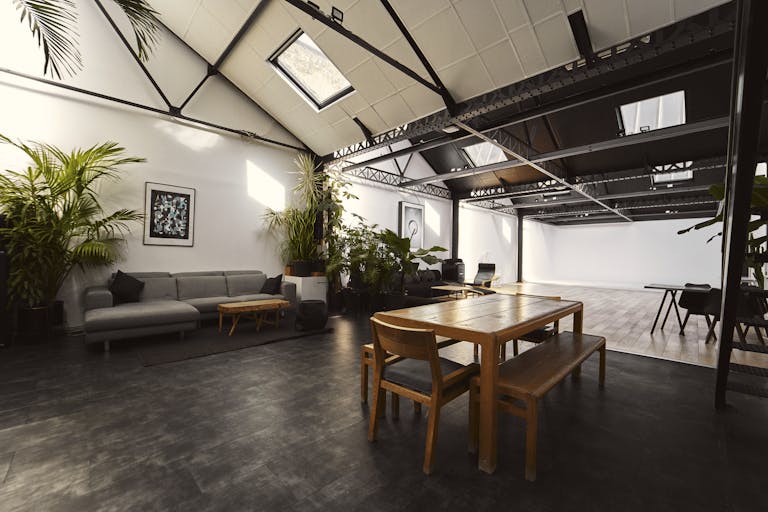 Studio photo, showroom - Image 2