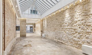 Un espace Pierre blanche, brique et verrière dans le Grand Marais - Image 6