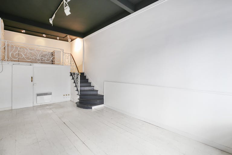 Charming Madeleine Retail Space - Image 1