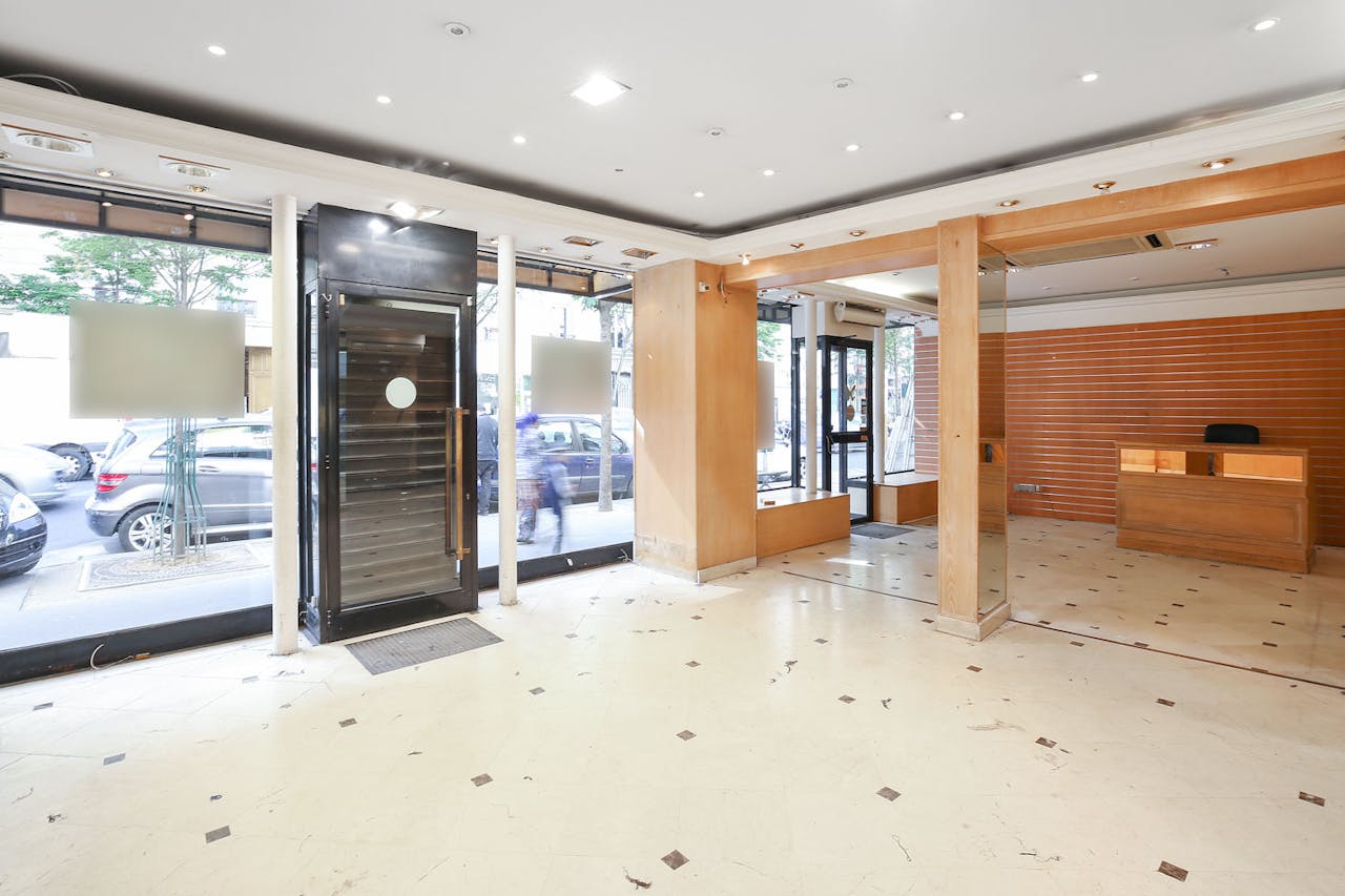 Large Retail Space in Paris 10th - Image 0