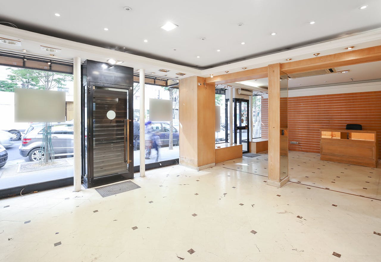 Large Retail Space in Paris 10th - Image 0