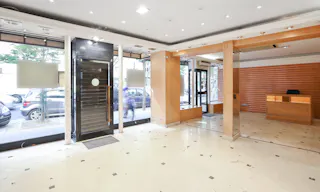 Large Retail Space in Paris 10th - Image 0