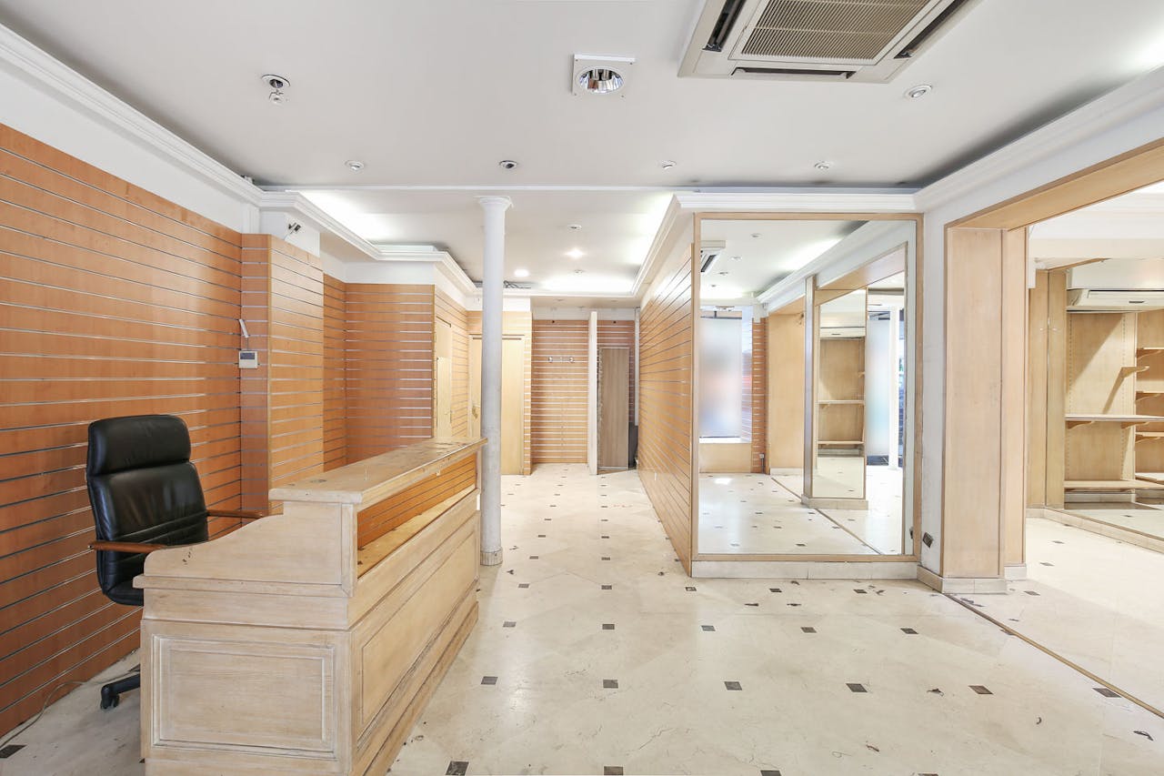Large Retail Space in Paris 10th - Image 1