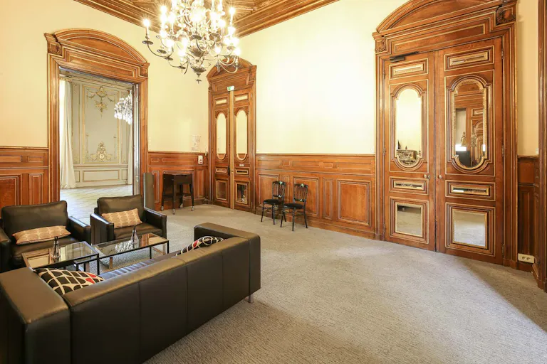 Historic Venue in Chaillot - Image 4