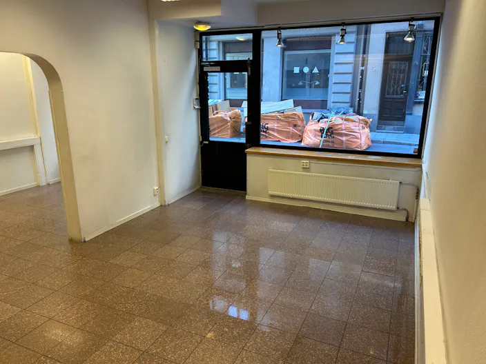 Lokal i A-läge med skyltfönster mot gatan, perfekt för pop up store - Image 1