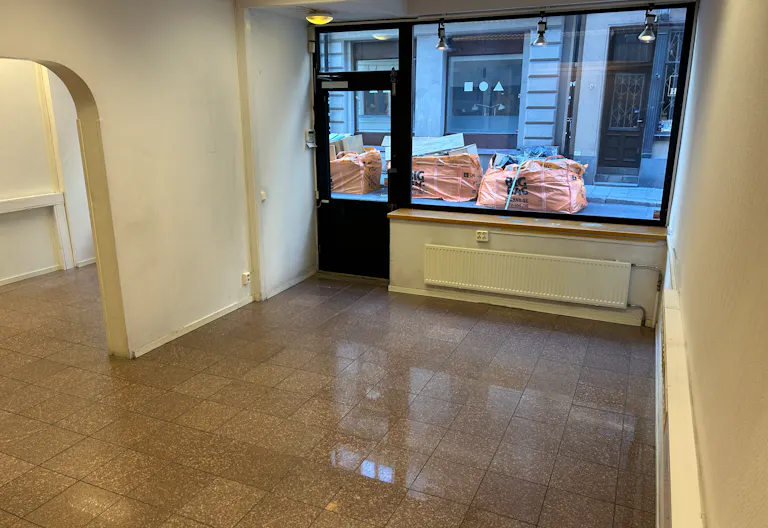 Lokal i A-läge med skyltfönster mot gatan, perfekt för pop up store - Image 1