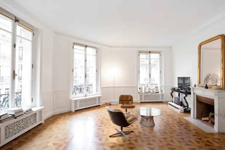 Beautiful Showroom in Paris 8th - Image 1