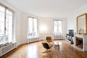 Beautiful Showroom in Paris 8th - Image 1