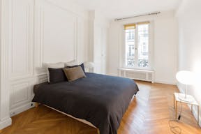 Beautiful Showroom in Paris 8th - Image 4