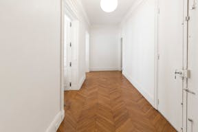 Beautiful Showroom in Paris 8th - Image 5