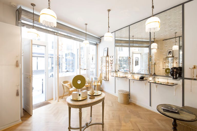 Elegant Palais-Royal Retail Space - Image 2