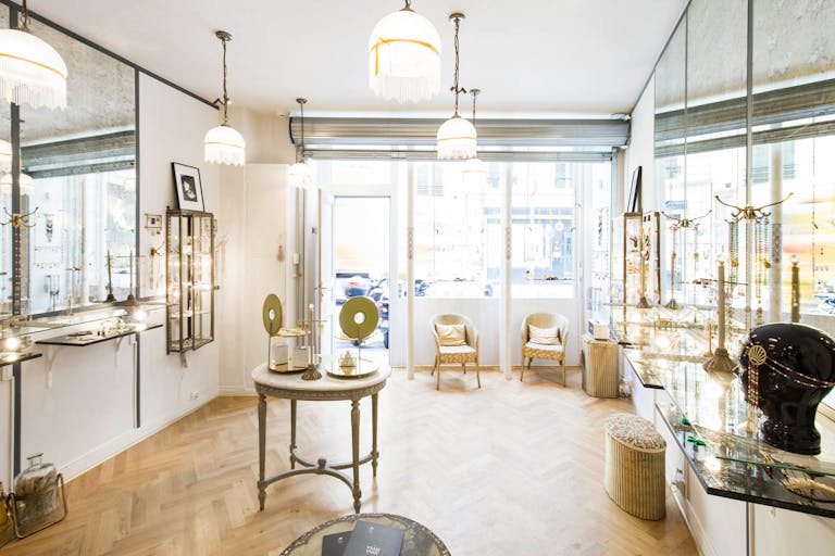 Elegant Palais-Royal Retail Space - Image 3