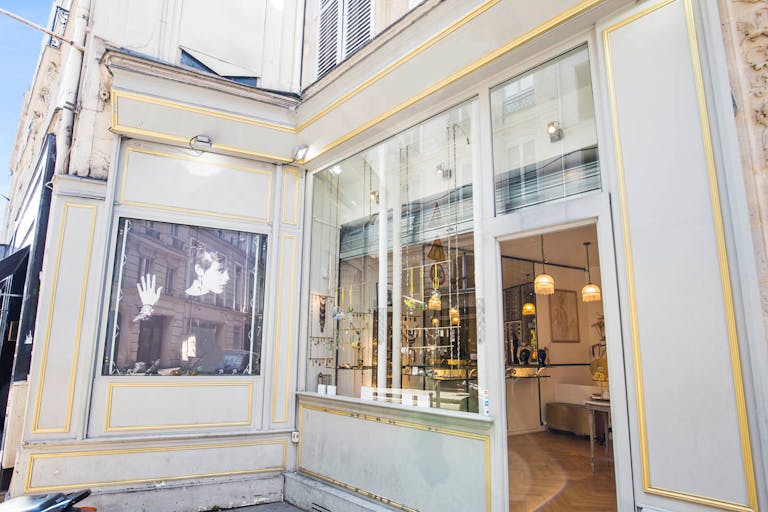 Elegant Palais-Royal Retail Space - Image 4