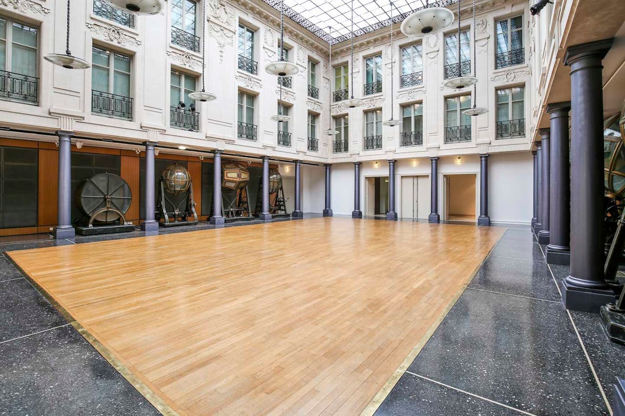 Beautiful Place Vendôme Showroom - Image 1