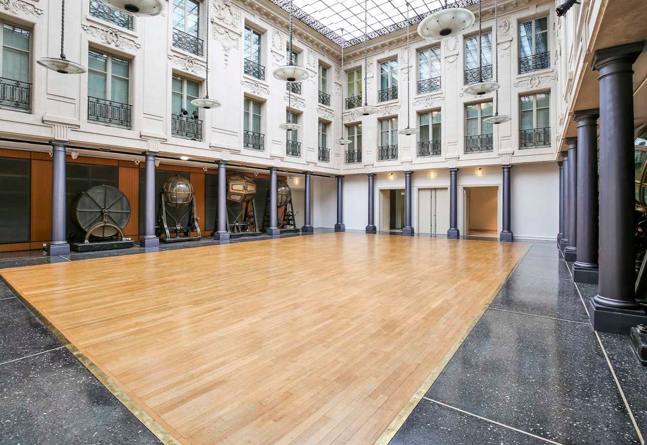 Beautiful Place Vendôme Showroom - Image 1