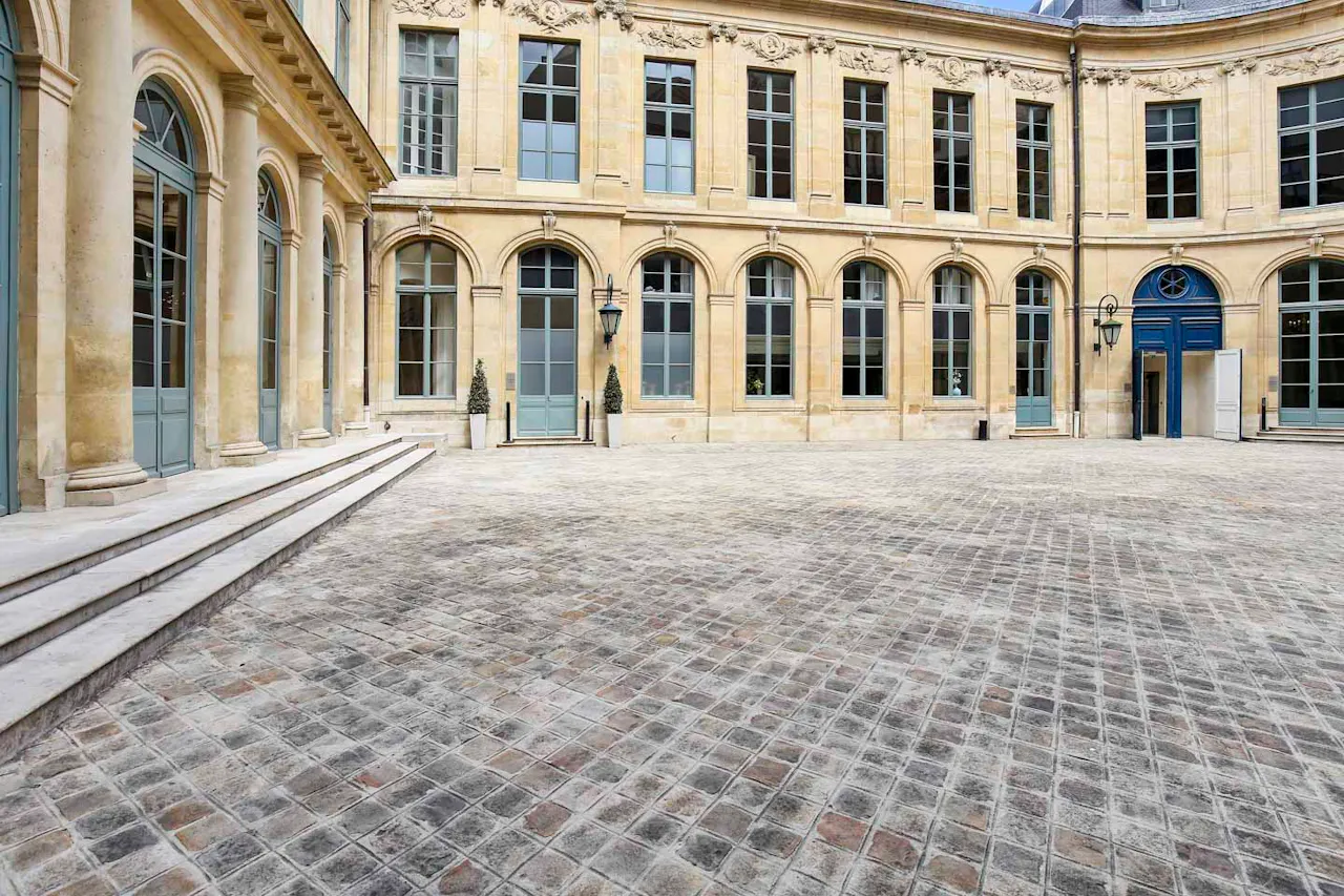 Beautiful Place Vendôme Showroom - Image 2
