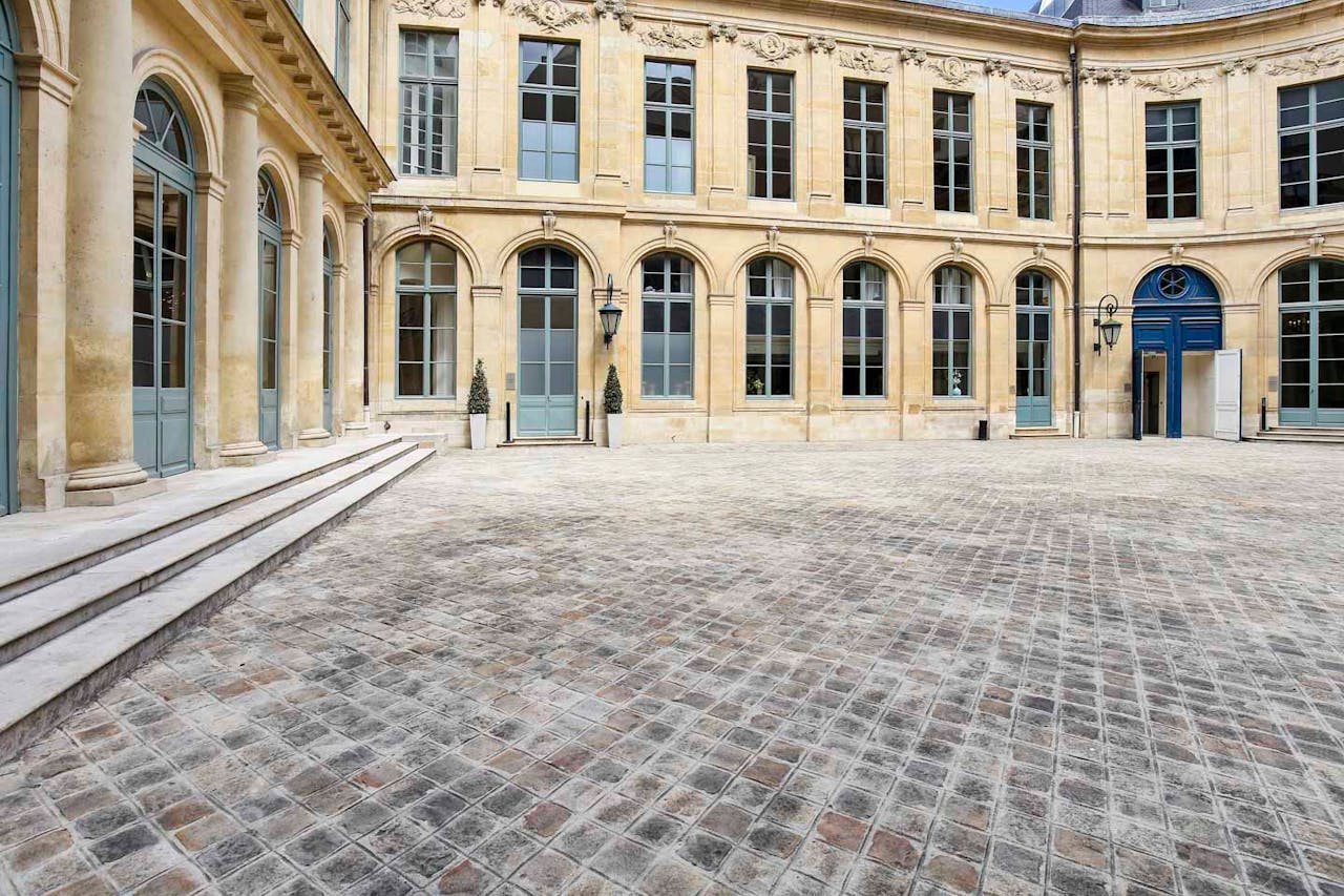 Beautiful Place Vendôme Showroom - Image 2