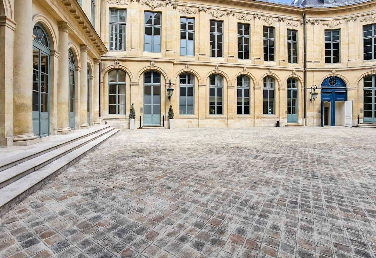 Beautiful Place Vendôme Showroom - Image 2