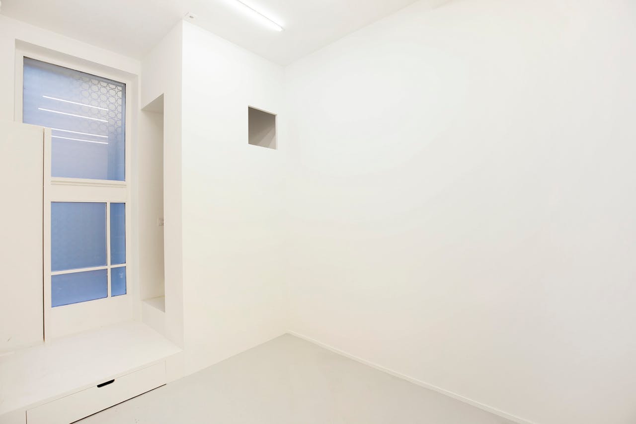 Minimal Gallery in Le Marais - Image 0