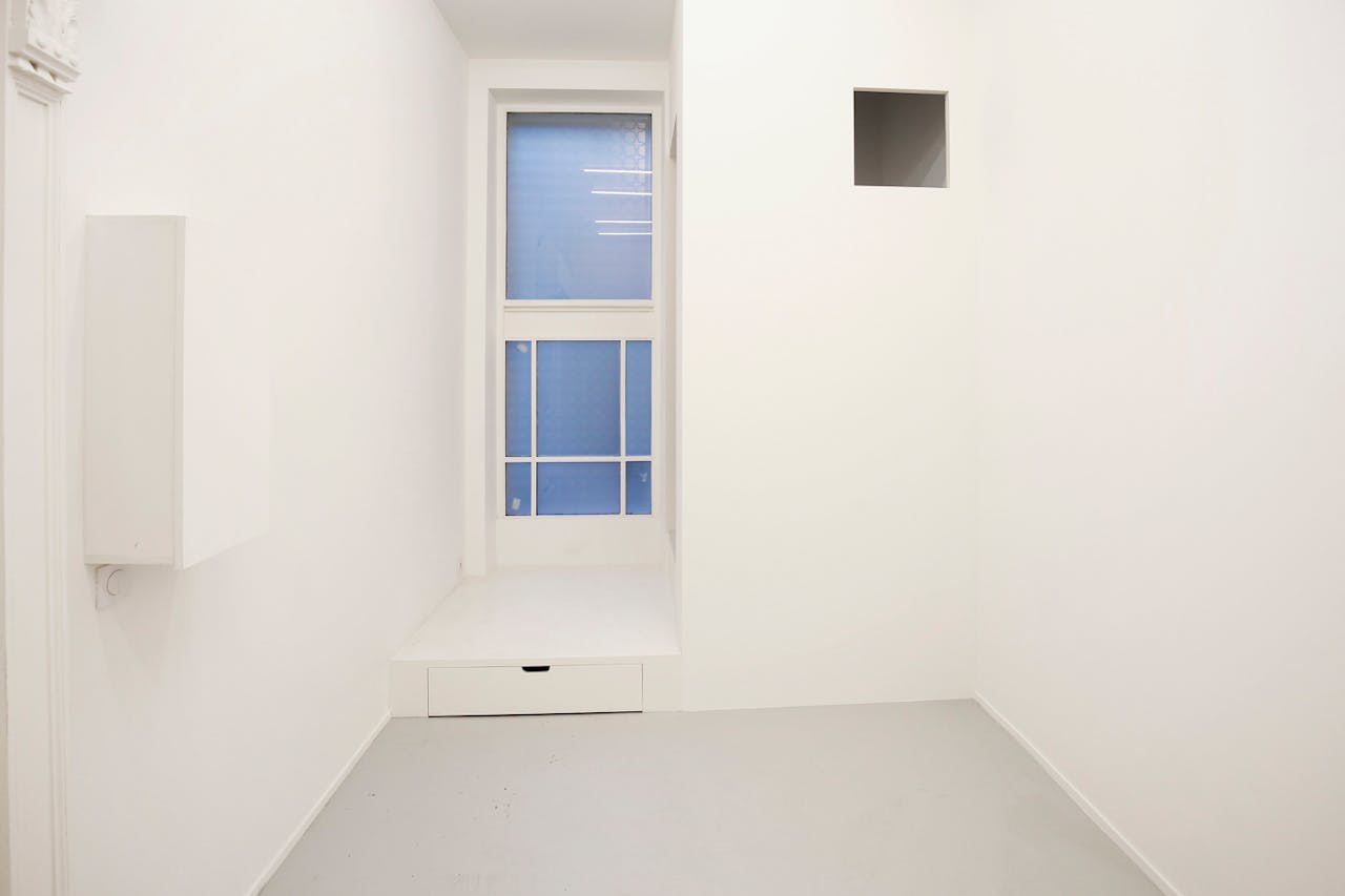 Minimal Gallery in Le Marais - Image 1