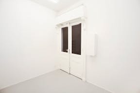 Minimal Gallery in Le Marais - Image 2