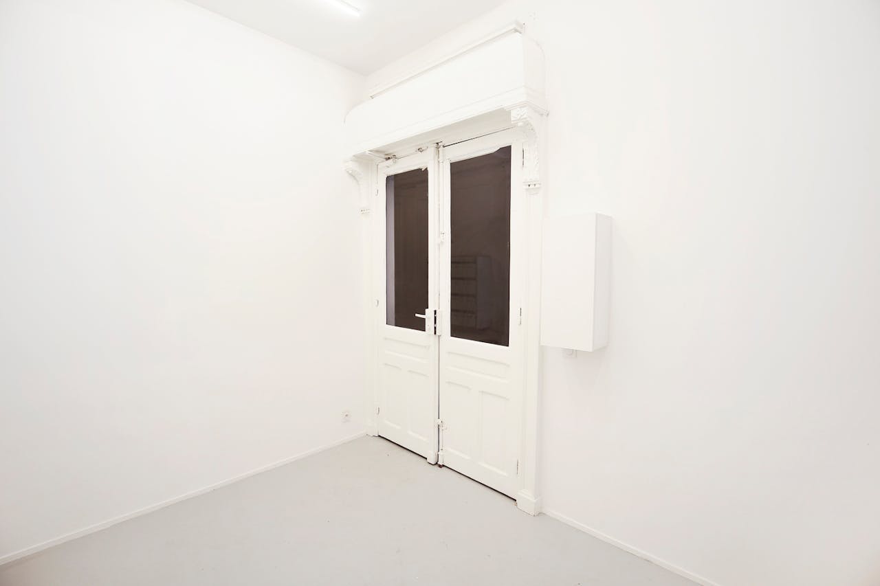 Minimal Gallery in Le Marais - Image 2