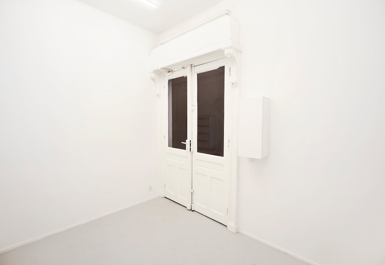 Minimal Gallery in Le Marais - Image 2