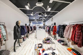 Bright Pop-Up Shop in Sentier - Image 0