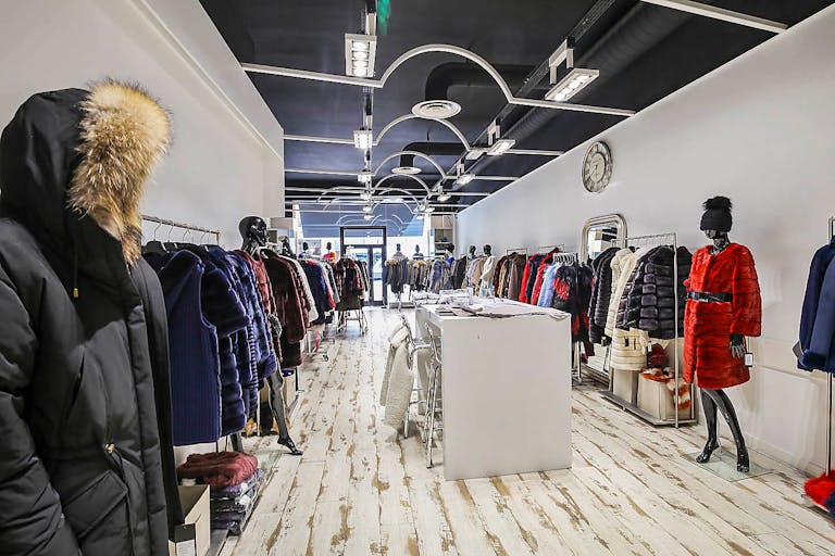 Bright Pop-Up Shop in Sentier - Image 1