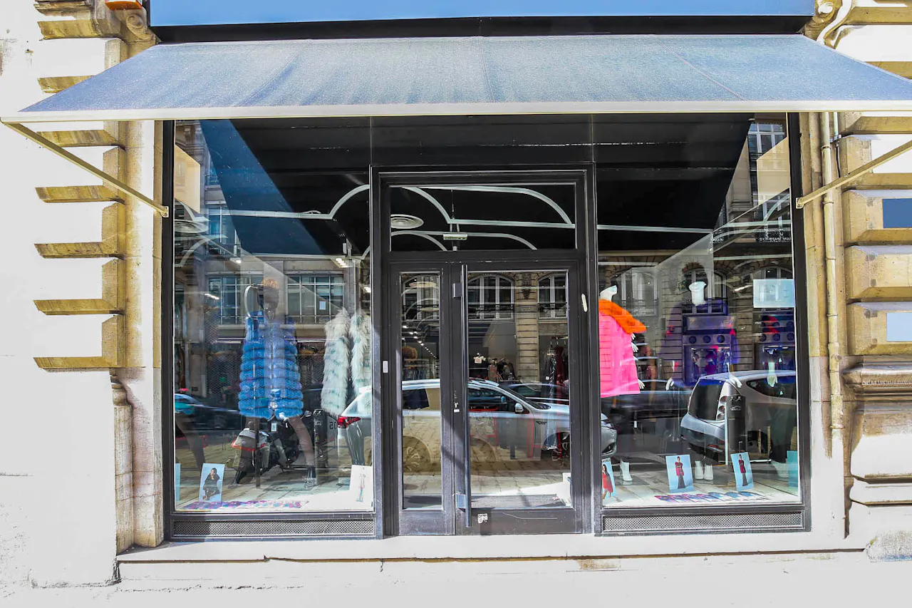 Bright Pop-Up Shop in Sentier - Image 2